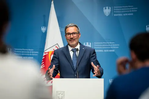 Nella conferenza stampa che ha fatto seguito alla seduta della Giunta provinciale, il presidente Kompatscher ha spiegato l'importanza del finanziamento dell'ampliamento e dell'adeguamento dell'impianto del crematorio di Bolzano (Foto: USP/Fabio Brucculeri)