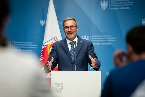 Nella conferenza stampa che ha fatto seguito alla seduta della Giunta provinciale, il presidente Kompatscher ha spiegato l'importanza del finanziamento dell'ampliamento e dell'adeguamento dell'impianto del crematorio di Bolzano (Foto: USP/Fabio Brucculeri)
