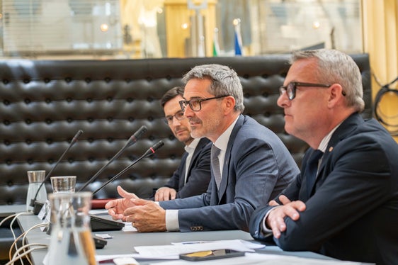 “Abbiamo sempre creduto nelle potenzialità di una SGR in-house e abbiamo affidato ad Euregio Plus un obiettivo ampio e per noi importante: supportare lo sviluppo del territorio tramite strumenti finanziari coinvolgendo competenze e capitali pubblici e privati, ha detto il presidente della Provincia autonoma di Bolzano, Arno Kompatscher, nel suo intervento introduttivo. (Foto: USP/Greta Stuefer)