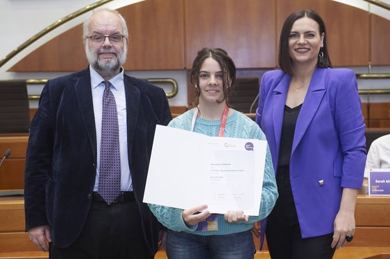 Anna Antonia Zöggeler (Mitte) hat den 4. Platz in der Kategorie Klassische Rede – 8. Schulstufe erreicht, im Bild mit Robert Lender vom Kompetenzzentrum Jugend im österreichischen Bundeskanzleramt und der Präsidentin des burgenländischen Landtags Astrid Eisenkopf. (Foto: LPA/Landesjugendreferat Burgenland,/Emmerich Mädl)