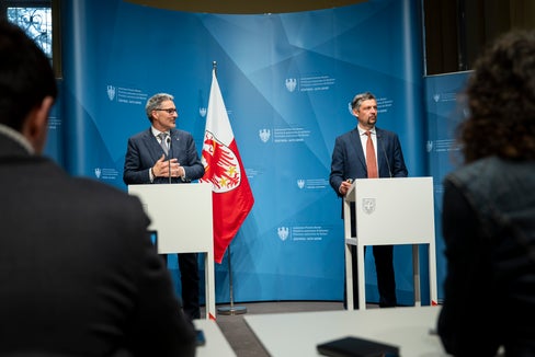 Il presidente della Provincia Arno Kompatscher (a sinsitra nella foto) e l'assessore provinciale alle Infrastrutture e alla Mobilità Daniel Alfreider hanno presentato brevemente l'aggiornamenteo dell'accordo con RFI in una conferenza stampa a seguito della seduta di Giunta provinciale del 6 marzo. (Foto: USP/Fabio Brucculeri)