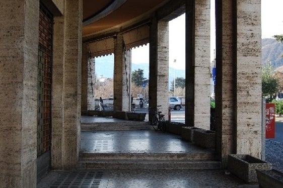 La suggestiva facciata curva (in foto, il porticato) è indispensabile caratteristica del paesaggio urbano, secondo la soprintendente provinciale Karin Dalla Torre (Foto: USP/Soprintendenza provinciale ai beni culturali)