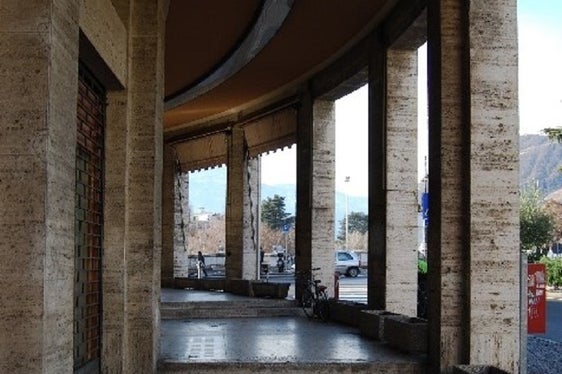 Die prägnante, geschwungene Fassade (im Bild der Laubengang) ist laut Landeskonservatorin Karin Dalla Torre unverzichtbar und stadtbildprägend. (Foto: LPA/Landesdenkmalamt)