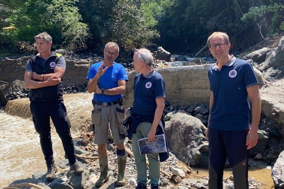 Lokalaugenschein am Frötschbach in Seis nach dem Gewitter mit Starkregen gestern Abend (v.li.): Manfred Wörndle (Gewässeraufsicht). Joachim Kompatscher, Direktor Funktionsbereich Wildbachverbauung Fabio De Polo, Direktor Agentur Bevölkerungsschutz Klaus Unterweger (Foto: LPA/Noemi Prinoth)