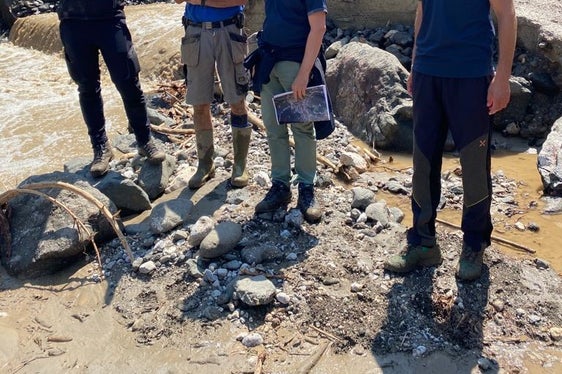 Lokalaugenschein am Frötschbach in Seis nach dem Gewitter mit Starkregen gestern Abend (v.li.): Manfred Wörndle (Gewässeraufsicht). Joachim Kompatscher, Direktor Funktionsbereich Wildbachverbauung Fabio De Polo, Direktor Agentur Bevölkerungsschutz Klaus Unterweger (Foto: LPA/Noemi Prinoth)