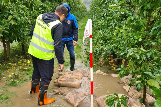 Wildbachverbauung im Einsatz: Zu mehreren Qualmtrichtern, davon drei problematischen (einer davon im Bild), mussten die Techniker des Landesamtes für Wildbachverbauung Süd ausrücken, um die gefährliche Situation mit Sandsäcken einzugrenzen. (Foto: LPA/Agentur für Bevölkerungsschutz)