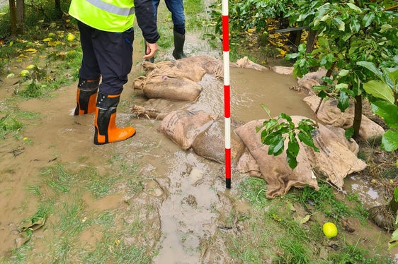 Wildbachverbauung im Einsatz: Zu mehreren Qualmtrichtern, davon drei problematischen (einer davon im Bild), mussten die Techniker des Landesamtes für Wildbachverbauung Süd ausrücken, um die gefährliche Situation mit Sandsäcken einzugrenzen. (Foto: LPA/Agentur für Bevölkerungsschutz)