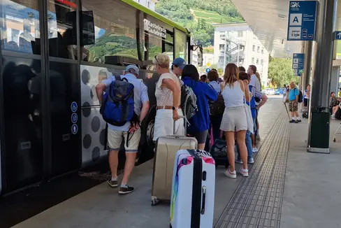 Damit immer mehr Menschen, Einheimische wie Urlaubsgäste, das Auto stehen lassen und den Bus nutzen, werden auch im Sommer 2024 über 300.000 zusätzliche Buskilometer gefahren. (Foto: LPA/Angelika Schrott)