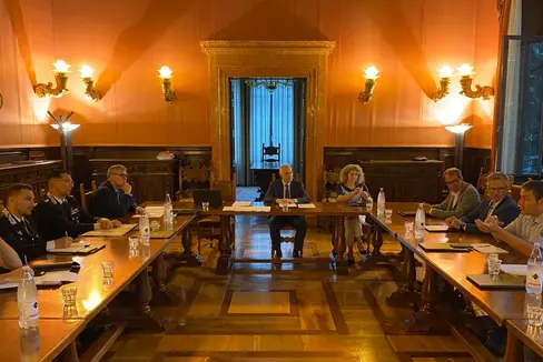 Presieduto dal commissario del Governo Vito Cusumano (al centro) e dalla sua vice Margherita Toth, si è svolto uno scambio con i rappresentanti delle Forze dell'ordine, della Provincia e delle organizzazioni di Protezione civile, tra cui il direttore dell'Agenzia per la Protezione civile Klaus Unterweger (3° da destra), il direttore della Ripartizione Foreste Günther Unterthiner (2° da destra), Andrea Lazzarotto, vice comandante del corpo permanente dei vigili del fuoco (all'estrema destra), il questore Giancarlo Pallini (3° da sinistra), il colonnello Alessandro Coassin (2° da sinistra) e il sottotenente Guerino Parente (all'estrema sinistra) (Foto: ASP)