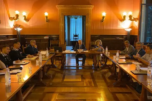 Presieduto dal commissario del Governo Vito Cusumano (al centro) e dalla sua vice Margherita Toth, si è svolto uno scambio con i rappresentanti delle Forze dell'ordine, della Provincia e delle organizzazioni di Protezione civile, tra cui il direttore dell'Agenzia per la Protezione civile Klaus Unterweger (3° da destra), il direttore della Ripartizione Foreste Günther Unterthiner (2° da destra), Andrea Lazzarotto, vice comandante del corpo permanente dei vigili del fuoco (all'estrema destra), il questore Giancarlo Pallini (3° da sinistra), il colonnello Alessandro Coassin (2° da sinistra) e il sottotenente Guerino Parente (all'estrema sinistra) (Foto: ASP)