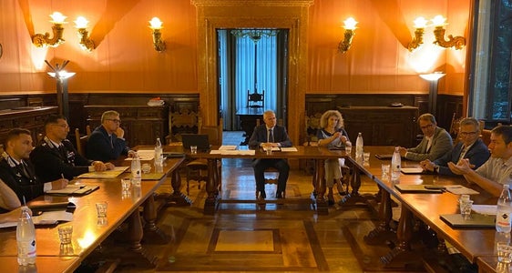 Beim Treffen zum Thema Waldbrand: Regierungskommissar Cusumano und dessen Stellvertreterin Margherita Toth (beide Bildmitte) mit Vertretern der Sicherheitskräfte, des Landes und der Zivilschutzorganisationen, u.a. (v.r.) der Vizekommandant der Berufsfeuerwehr, Lazzarotto, Forstabteilungsdirektor Unterthiner, Bevölkerungsschutzdirektor Unterweger, (v.l.) Leutnant Guerino Parente, Oberst Alessandro Coassin und
Quästor Giancarlo Pallini (Foto: LPA)