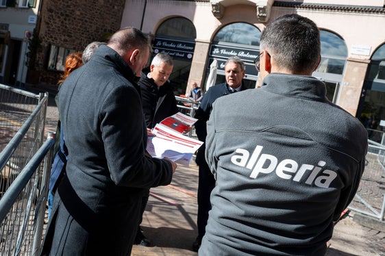 Landesrat Peter Brunner (Mitte, links) informierte sich bei einem Lokalaugenschein am 17. März über den Fortschritt beim Ausbau des Fernwärmenetzes in Bozen: „Mit der Fernwärme unterstützen wir eine nachhaltige Energieform, die zum Erreichen der Ziele des Klimaplans Südtirol 2040 wesentlich beiträgt“, betonte der Landesrat. (Foto: LPA/Fabio Brucculeri)