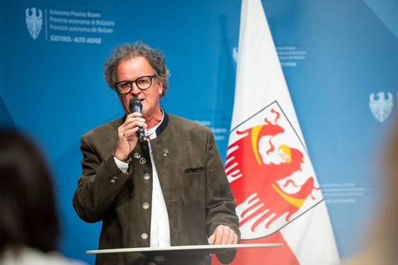 Landesjägermeister Günther Rabensteiner erläuterte, warum der Jagdverband das Netzwerk Kitzrettung gegründet hat. (Foto: LPA/Fabio Brucculeri)