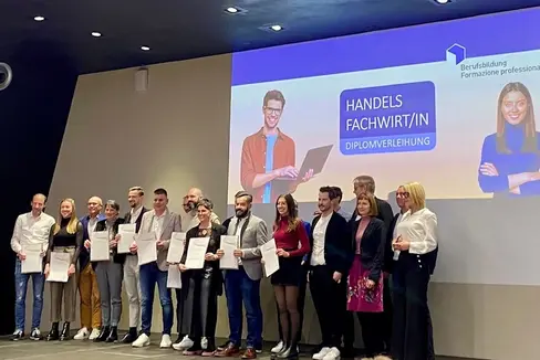 Die Absolventinnen und Absolventen der Handelsfachwirte-Ausbildung mit Amtsdirektorin Cäcilia Baumgartner, Hds-Präsident Philipp Moser und den Mitgliedern der Prüfungskommission Sonia Romagna, Andreas Eccel und Ulrich Wallnöfer (Foto: LPA/Alex Risio)
