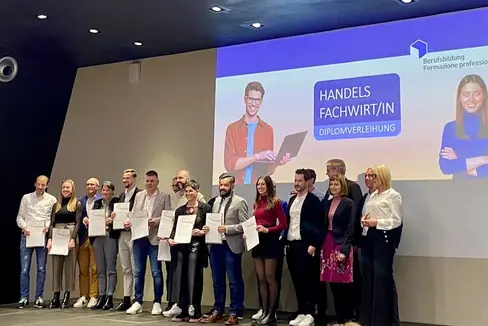 I nuovi diplomati posano orgogliosi insieme alla direttrice Cäcilia Baumgartner, il presidente di hds Philipp Moser e i componenti della commissione di esame Sonia Romagna, Andreas Eccel e Ulrich Wallnöfer (Foto: ASP/Alex Risio)