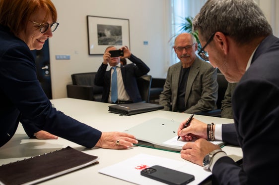 Il presidente Kompatscher (a destra) alla firma del contratto di comproprietà del Rifugio Europa avvenuta oggi, 18 maggio (Foto: ASP/Fabio Brucculeri)