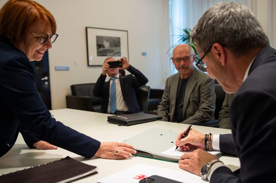 Unterstrich den europäischen Geist der Landshuter Europahütte: Landeshauptmann Kompatscher (r.) bei der Vertragsunterzeichnung zur Begründung von Miteigentum im Landhaus 1 in Bozen. (Foto: LPA/Fabio Brucculeri)