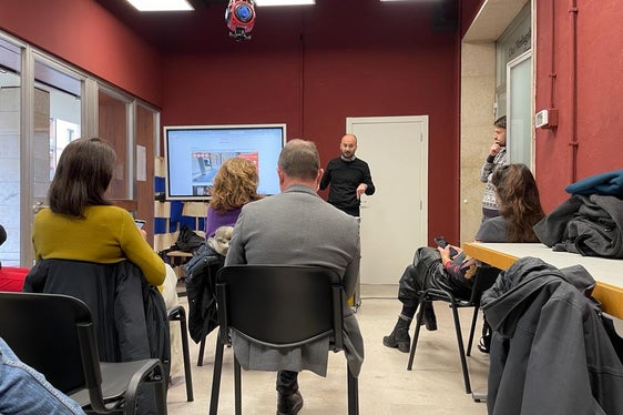 La delegazione dal Trentino durante la relazione del direttore dell’Ufficio politiche giovanili Claudio Andolfo. (Foto: ASP)