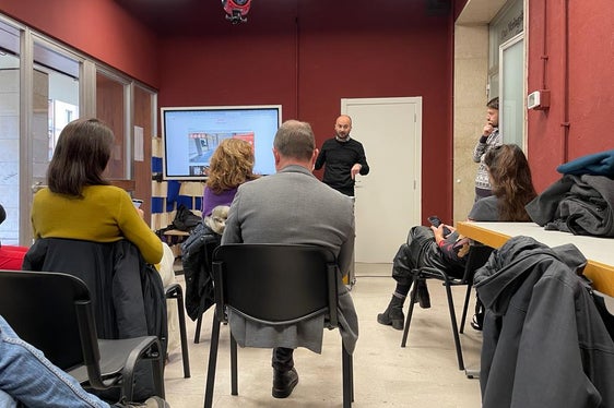 La delegazione dal Trentino durante la relazione del direttore dell’Ufficio politiche giovanili Claudio Andolfo. (Foto: ASP)