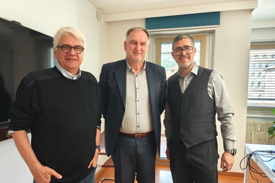 In materia di sicurezza informatica Stefan Gasslitter (nella foto da sinistra), direttore generale di Informatica Alto Adige SpA (IAA), Josef T. Hofer, direttore dell'Agenzia per l'Alto Adige Digitale (AgAAD) e Christian Steurer, direttore del Competence Center per la sicurezza informatica, remano nella stessa direzione. (Foto: USP/Ursula Pirchstaller)
