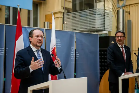 Bundeskanzler Schallenberg kennt Südtirol: Im Bild (l.) mit LH Kompatscher in der Pressekonferenz am 6. Juli 2020 beim Besuch als Außenminister in Bozen. (Foto: LPA/Claudia Corrent)