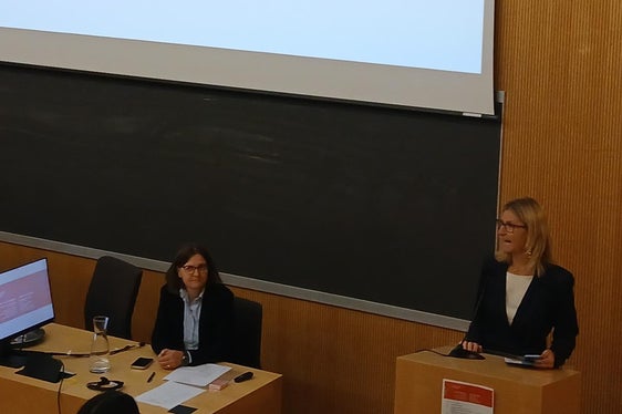 Die wissenschaftliche Leitung und Moderation lag bei Rosmarie Oberhammer, ärztliche Leiterin am Krankenhaus Bruneck und Gendermedizin-Beauftragte des Südtiroler Sanitätsbetriebs (links) und die Direktorin des Amtes für Personal, Bildung und Beiträge im Gesundheitswesen, eröffnete er das Symposium Isabella Summa bei der Eröffnung des Symposiums. (Foto: LPA)
