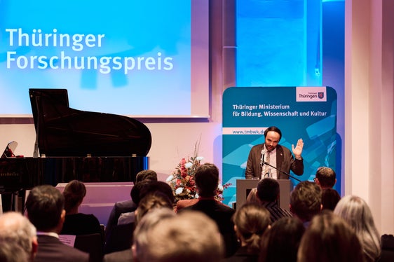 La ricerca al centro della collaborazione: l’assessore provinciale Philipp Achammer alla cerimonia di conferimento del Thüringer Forschungspreis, il premio per la ricerca della Turingia, che riconosce risultati scientifici di particolare rilievo. (Foto: USP/Thomas Abé)