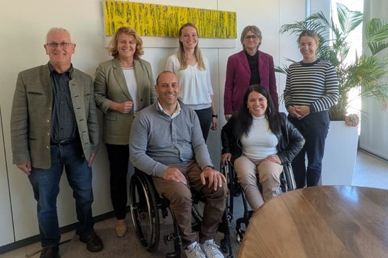 Beim Treffen mit Landesrätin Pamer ging es unter anderem um die Bedeutung ehrenamtlicher Mitarbeitenden. Im Bild (v.l.n.r.) Markus Kompatscher, Rosmarie Pamer, Michael Stampfer, Tanja Rainer, Claudia Schuler, Ressortdirektorin Michela Morandini und Verena Moser, Direktorin des Amtes für Menschen mit Behinderungen. (Foto: LPA/Hannes Wisthaler)