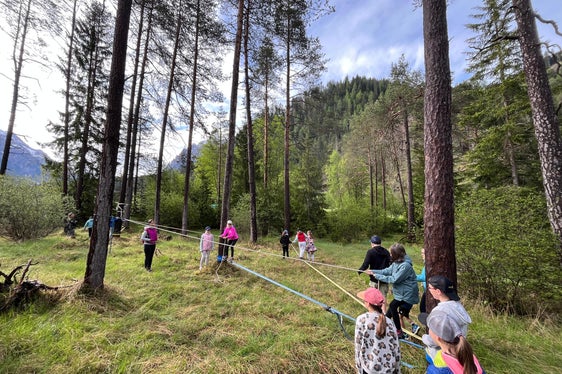 Schülerinnen und Schüler der Grundschule St. Vigil in Enneberg bei der Veranstaltung Vire nosta natöra, mit der das Pilotprojekt Scora movimentada/Bewegte Schule (Foto: Direktion ladinische Bildung und Kultur)