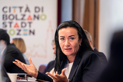 Sowohl in absoluten als auch in relativen Zahlen weist Bozen den größten Wohnraumbedarf aller Südtiroler Gemeinden auf. Die Landeshauptstadt wird in den kommenden Jahren Tausende zusätzliche Wohnungen benötigen, um einem weiteren Anstieg des ohnehin hohen Preisniveaus entgegenzuwirken, betonte Wohn-Landesrätin Ulli Mair. (Foto: LPA/Fabio Brucculeri)