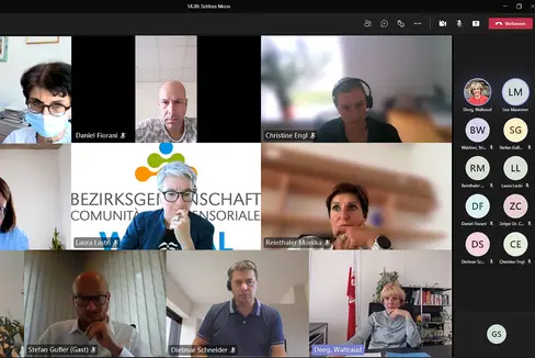 Vertreterinnen und Vertreter des Landes, der Bezirksgemeinschaft und des Sanitätsbetriebes haben gemeinsam mit Landesrätin Deeg eine Übergangslösung für das Seniorenwohnheim Schloss Moos in Sterzing gefunden. (Foto: LPA/Greta Stuefer)