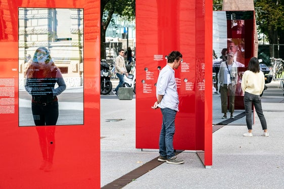 In Alto Adige, nel 2022 festeggiamo una ricorrenza importante per l’Autonomia: il secondo Statuto di Autonomia compie 50 anni. Nella foto alcuni giovani interessati alla storia del territorio altoatesino (Foto: Ivo Corrà)
