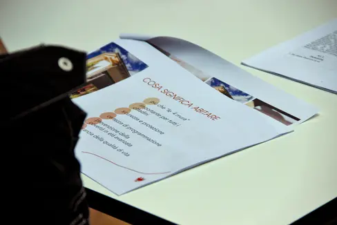 La legge provinciale Edilizia pubblica e sociale è uno dei passi verso l'abitare economico. L'assessora Deeg vuole proseguire in questa direzione per garantire la qualità della vita in Alto Adige (Foto: ASP/Greta Stuefer)