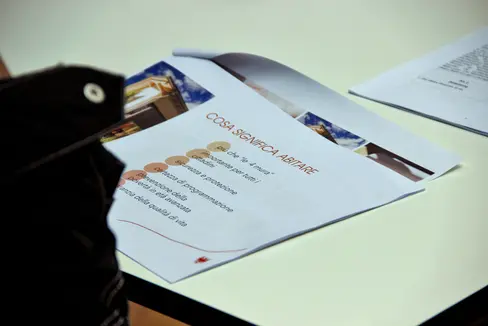 La legge provinciale Edilizia pubblica e sociale è uno dei passi verso l'abitare economico. L'assessora Deeg vuole proseguire in questa direzione per garantire la qualità della vita in Alto Adige (Foto: ASP/Greta Stuefer)