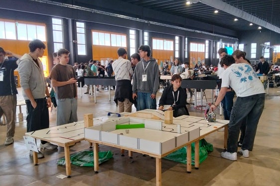 Gli studenti dell'IISS Galileo Galilei di Bolzano impegnati durante la fase finale della manifestazione nazionale dedicata alla robotica educativa, alla quale hanno preso parte assieme ai colleghi della Scuola secondaria di primo grado Fabio Filzi di Laives. (Foto: IISS Galileo Galilei)