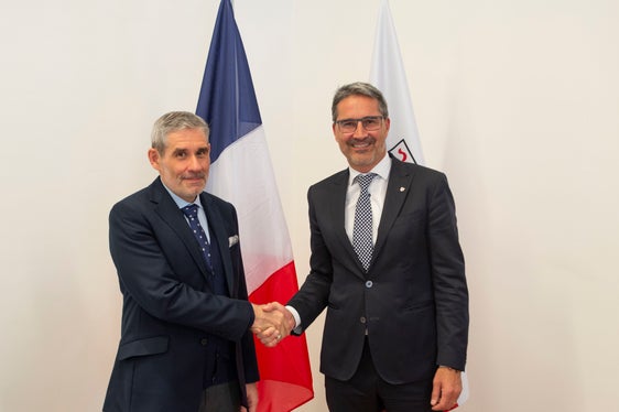 Der französische Generalkonsul Revardeaux (l.) hat beim Treffen mit LH Kompatscher Interesse an verstärkten Kontakten zu Südtirol bekundet. (Foto: LPA/Fabio Brucculeri)