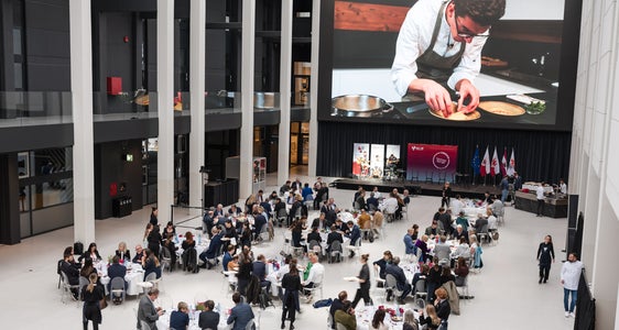 Pra la Fiera de Bulsan à za. 120 nviei y nviedes dl mond dla cësadafuech y de chiche à gën la gastronomia raiunela rica dl Tirol, Südtirol y dl Trentin pudù descuvierjer la spezialiteies culineres dl’Euregio. (Foto: USP/Bernhard Aichner)