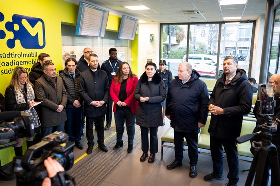 Im südtirolmobil-Infopoint am Bozner Busbahnhof wurden die Maßnahmen zur Erhöhung der Sicherheit in den öffentlichen Verkehrsmitteln von den zuständigen Landesräten sowie Vertretern von Sasa und Sta vorgestellt. (LPA/Fabio Brucculeri)