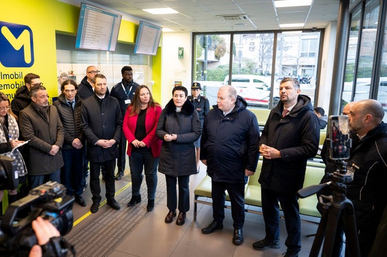All'Infopoint altoadigemobilità presso la stazione degli autobus di Bolzano sono state presentate dagli assessori provinciali competenti, dal questore e dai rappresentanti di Sasa e Sta le misure per aumentare la sicurezza sui trasporti pubblici. (Foto: USP/Fabio Brucculeri)