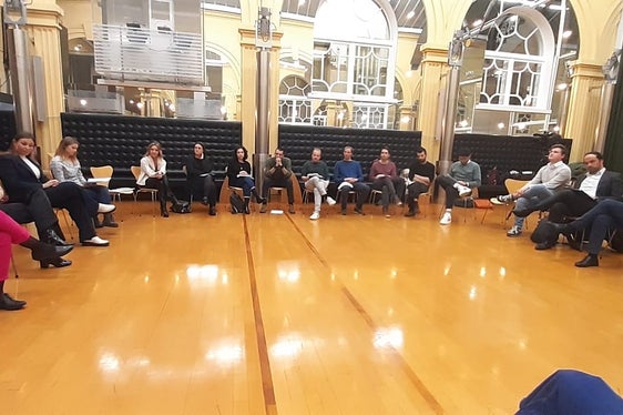 Un momento dell'incontro avvenuto nel cortile interno di Palazzo Widmann. (Foto: ASP/Ufficio giovani)