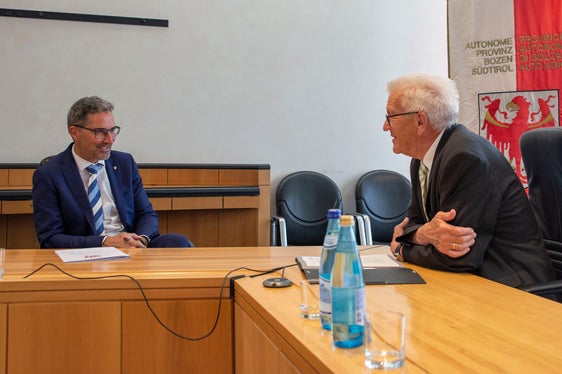 Sostenibilità, mobilità e agricoltura: questi alcuni tra i temi più rilevanti al centro dell'incontro odierno tra Kretschmann e Kompatscher. (Foto: ASP/Fabio Brucculeri)