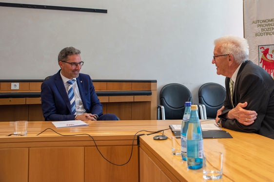 Der baden-württembergische Ministerpräsident Kretschmann berichtete Landeshauptmann Kompatscher über die Maßnahmen seiner Regierung, um die Energiewende voranzutreiben. (Foto: LPA/Fabio Brucculeri)