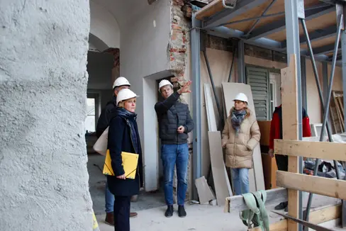 Sopralluogo alla residenza per anziani di Rio Pusteria in costruzione. Nella foto, l'assessora Deeg durante il sopralluogo, con Christian Klotzner e Barbara Seidner, tra gli altri, della Fondazione St. Elisabeth che gestisce la struttura (Foto: ASP/Hannes Wisthaler)
