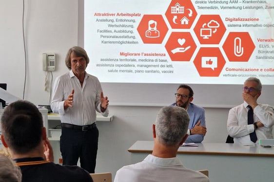 È importante passare da un'assistenza centrata sull'ospedale a un'assistenza più orientata alla promozione della salute, ha sottolineato l'assessore provinciale alla Prevenzione sanitaria e salute (in primo piano a sinistra) con Luca Armanaschi, direttore amministrativo dei servizi medici, e il direttore del dipartimento Michael Mayr a colloquio con i dirigenti e i dipendenti dell'ospedale specialistico di Merano/Merano. (Foto: USP/Angelika Schrott)