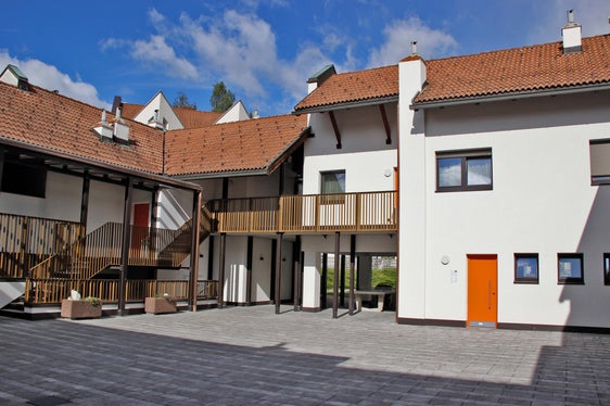 In questo condominio di Vipiteno, 17 appartamenti, i garage e l'area esterna sono stati completamente ristrutturati per aumentare non solo l'efficienza energetica ma anche la qualità della vita dei residenti (Foto: ASP/Greta Stuefer)