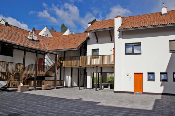 In questo condominio di Vipiteno, 17 appartamenti, i garage e l'area esterna sono stati completamente ristrutturati per aumentare non solo l'efficienza energetica ma anche la qualità della vita dei residenti (Foto: ASP/Greta Stuefer)