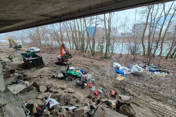 An den Ufern des Eisacks in Bozen hat das Amt für Wildbach- und Lawinenverbauung Süd hat in Zusammenarbeit mit der Gemeinde Bozen, der Brennerautobahn AG A22, der Stadtpolizei und dem für Umwelthygiene zuständigen Dienstleister Seab umfangreiche Müllsammlungsarbeiten durchgeführt. (Foto: LPA/Amt für Wildbach- und Lawinenverbauung Süd in der Agentur für Bevölkerungsschutz)