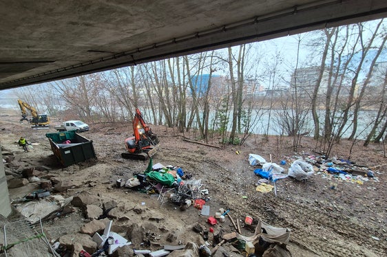An den Ufern des Eisacks in Bozen hat das Amt für Wildbach- und Lawinenverbauung Süd hat in Zusammenarbeit mit der Gemeinde Bozen, der Brennerautobahn AG A22, der Stadtpolizei und dem für Umwelthygiene zuständigen Dienstleister Seab umfangreiche Müllsammlungsarbeiten durchgeführt. (Foto: LPA/Amt für Wildbach- und Lawinenverbauung Süd in der Agentur für Bevölkerungsschutz)