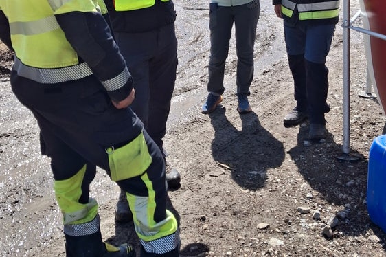 Dal 10 aprile, 145 ettari di bosco sono andati in fumo nel territorio dei Comuni di Prato allo Stelvio e Stelvio; nella foto (da sinistra) il comandante dei vigili del fuoco Martin Gasser dei vigili del fuoco del Corpo permanente di Bolzano, Andreas Platter dell'Ispettorato forestale di Silandro, la vicesindaca di Prato Michaela Platzer e il sindaco di Prato Rafael Alber (Foto: USP/Stazione forestale di Prato/Barbara Folie)