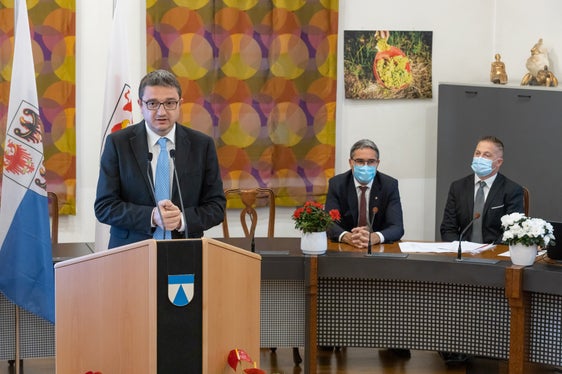 Die Landeshauptleute Fugatti (v.l.) und Kompatscher mit Salurns Bürgermeister Roland Lazzeri bei der Vorstellung des Finanzabkommens (Foto: Land Trentino/Daniele Paternoster)